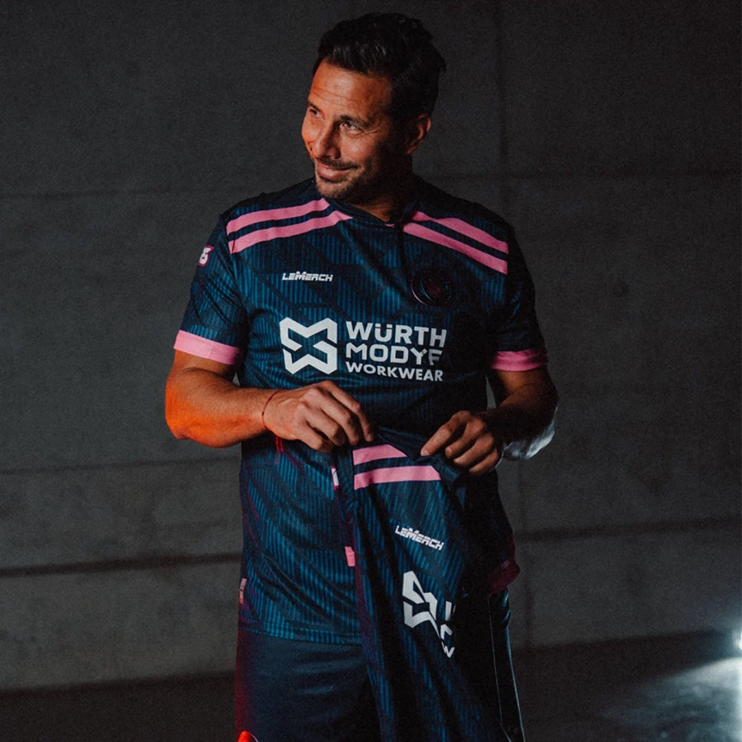 Claudio Pizarro im PLAYERS UNITED Trikot, ICON League