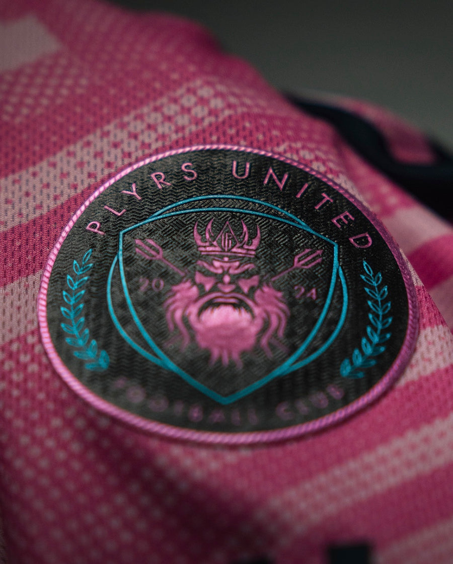 PLYRS United Badge auf dem LeMerch Trikot